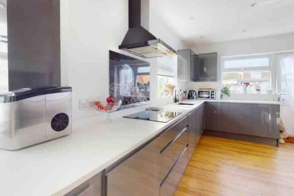 Love Lancing By The Sea With Optional Large Hot Tub Sleeps Up To 8 & Free Parking Villa ภายนอก รูปภาพ