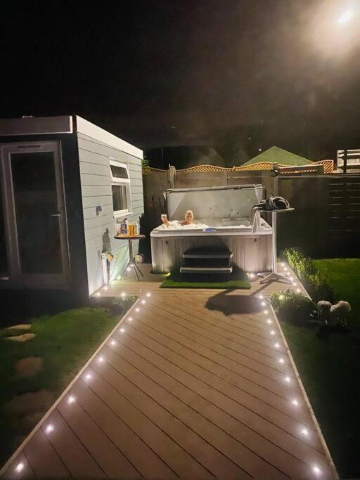 Love Lancing By The Sea With Optional Large Hot Tub Sleeps Up To 8 & Free Parking Villa ภายนอก รูปภาพ